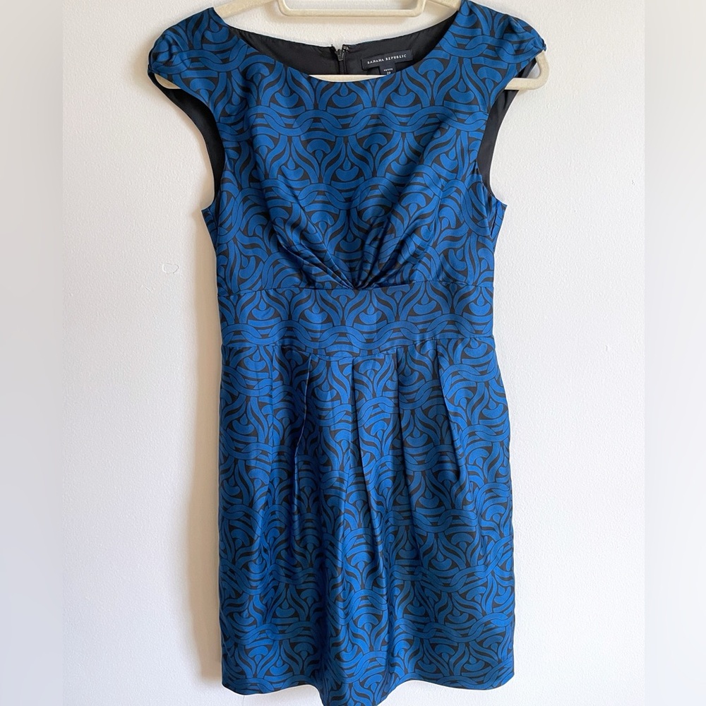 Banana Republic Blue and Black Elegant Cap-Sleeve Sheath Dress in Silk Fabric